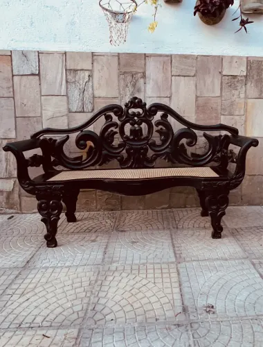 Antigo banco marquesão de madeira e palhinha