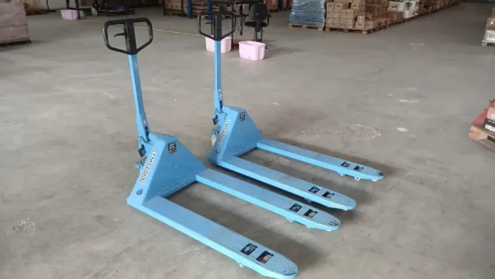 Transpalete Manual TM2500 2500Kg 680mm com Rodas Simples de Nylon - Profissional PALETRANS