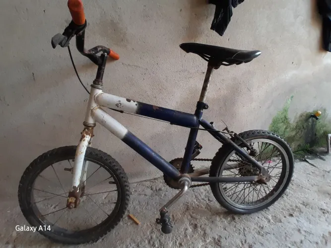 Uma bicicleta aro 16