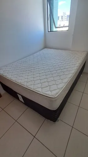 Cama box com colchão em bom estado.