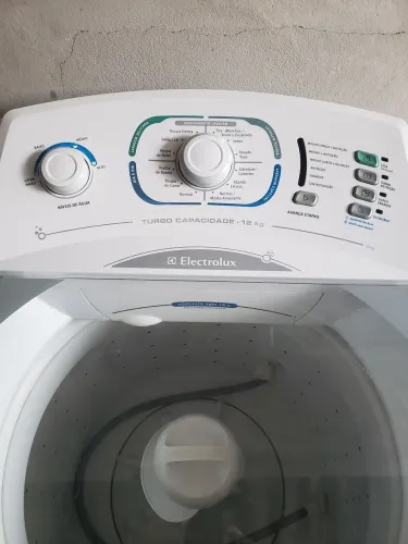 Maquina de lavar roupa 12 kg eletrolux.