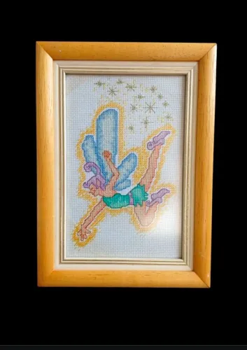 Quadro Sininho em ponto cruz feito à mão.