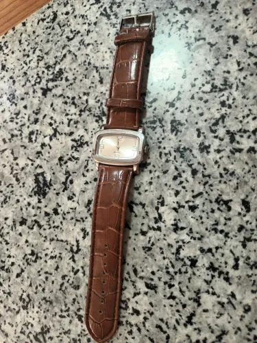 Relógio de quartz, elegante , funcionando perfeitamente
