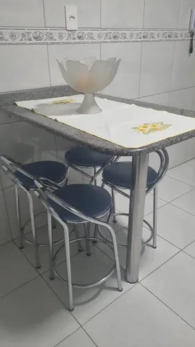 Bancada de cozinha em granito com pé de inox e 4 banquetas