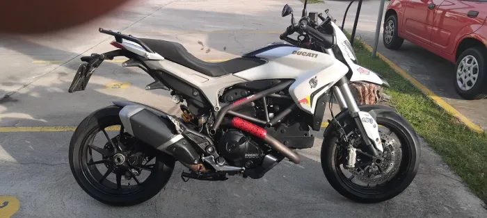 Ducati Hypermotard - Hyperstrada - acompanha bauletes originais.