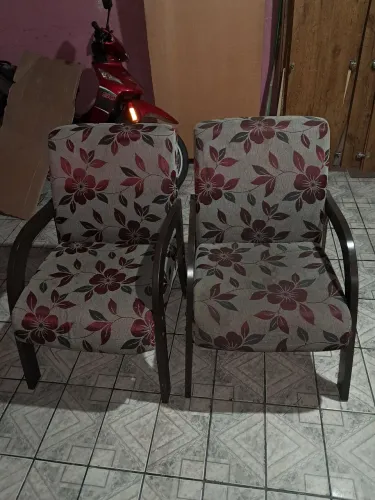 Cadeiras de encosto confortáveis e elegante.