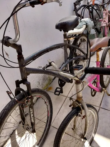 Bicicletas(velhas, com defeitos)