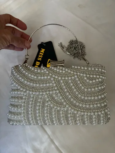 Bolsa clutch de festa estruturada, inteira bordada com pérolas e strass.