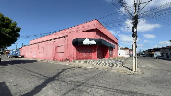 Ponto comercial amplo com 3 frentes e 35 vagas rotativas na Rua Tenente Eliezer Costa.