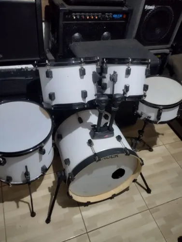 Corpo de bateria acústica com bumbo 18.