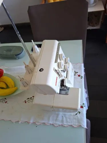 MAQUINA OVERLOCK JANOME 8002D SEMINOVA, POUCO USADA
