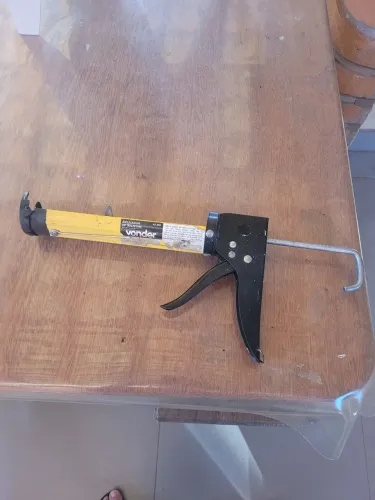 Pistola para aplicação de silicone ou PU Vonder