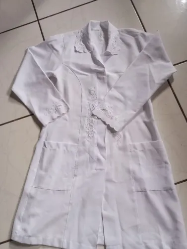 Vendo este jaleco bordado branco P