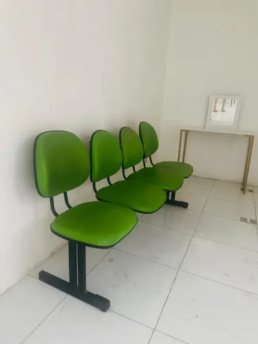 CADEIRA LONGARINA COM 4 ACENTOS