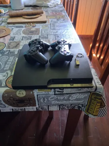 Console PlayStation 3 Super Slim 500GB - Son 2 controles e +1000 jogosy