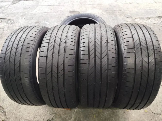 Jogo de Pneus 225/50/18 Bridgestone 95%. ACEITO CARTÃO