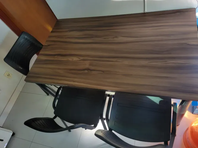 Mesa de Jantar acompanhada de 3 cadeiras