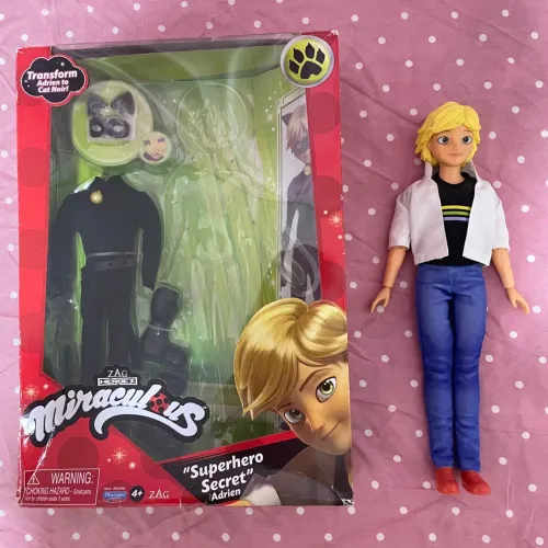 Boneco Miraculous Ladybug Adrien Superhero Secret Playmates