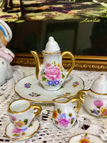 JOGO DE CAFÉ/CHÁ MINIATURA EM PORCELANA VINTAGE