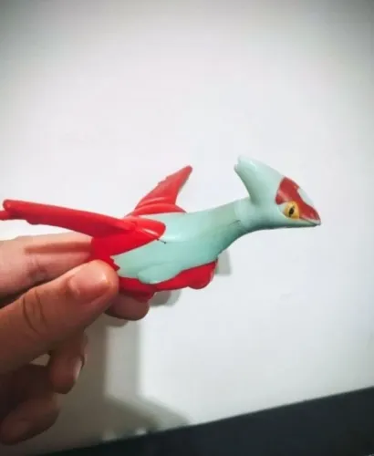 Latias coleção pokémons lendários McDonald's 2018