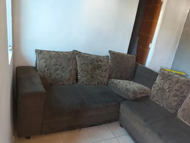 Sofá L bem conservado