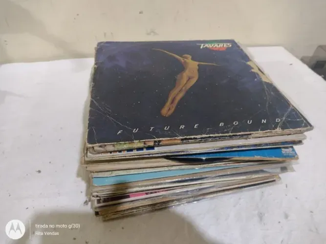 Lote de um pouco mais de 50 discos antigos, maioria são Brasileiros