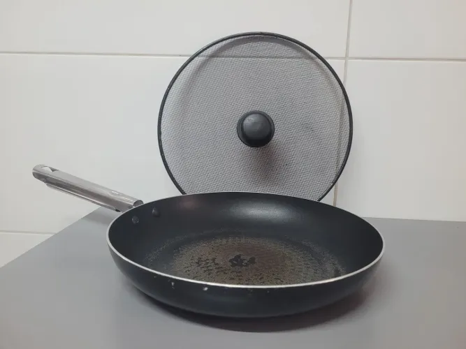 Frigideira indução e tampa antirespingo