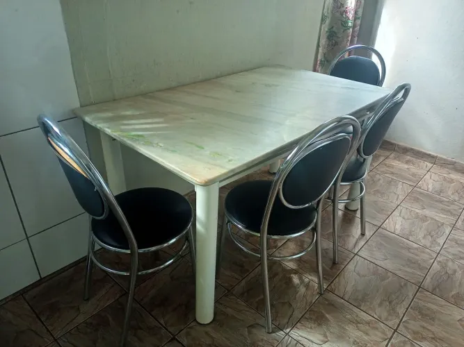 conjunto de mesa com tampo em mármore e quatro cadeiras. obs. retirar no local.