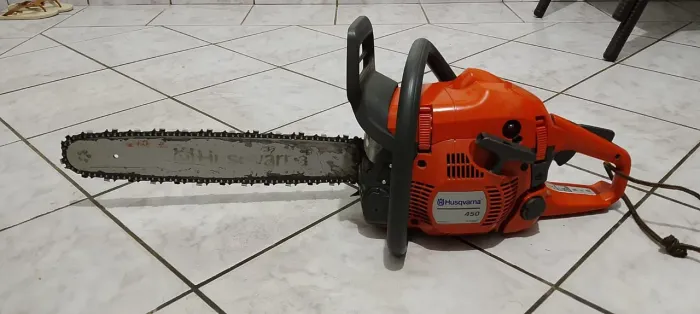 Vende se motoserra valor 1.300 tá super conservado pouco tempo de uso