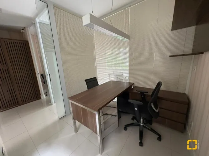 Sala comercial à venda no Centro, ao lado do CEISA Center, reformada e mobiliada