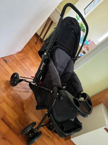 Carrinho de bebê com bebê conforto