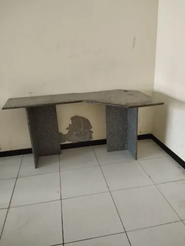 Mesa de escritório em granito cinza