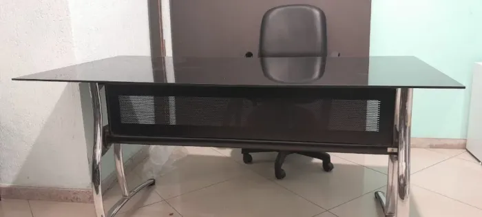 Mesa de escritório com tampo de vidro