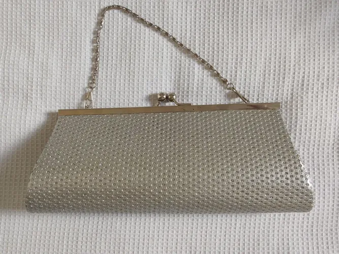 Bolsa de mão lindíssima prata com alça e brilhos furta cor