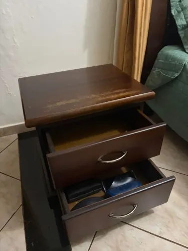 Mesa de cabeceira em madeira