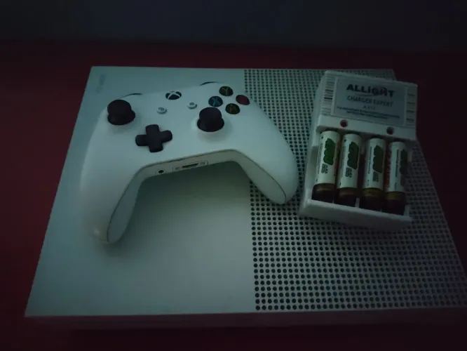 XBOX ONE S + CARREGADOR DE PILHAS + 6 PILHAS RECARREGÁVEL. NÃO TROCO, PREÇO PRA SAIR HJ