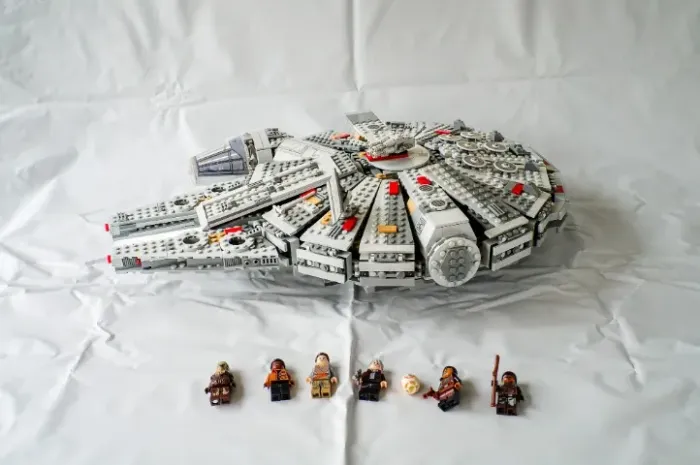 Millennium Falcon Star Wars Episódio VII 1381 PCS com personagens + manual