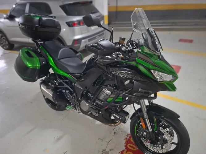Moto Linda! Em perfeito estado, pronta para viajar.  Todas as revisões feitas.