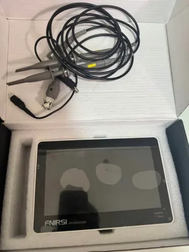 Kit câmera térmica, osciloscópio, multímetro, fonte, ferro de solda e microscópio.