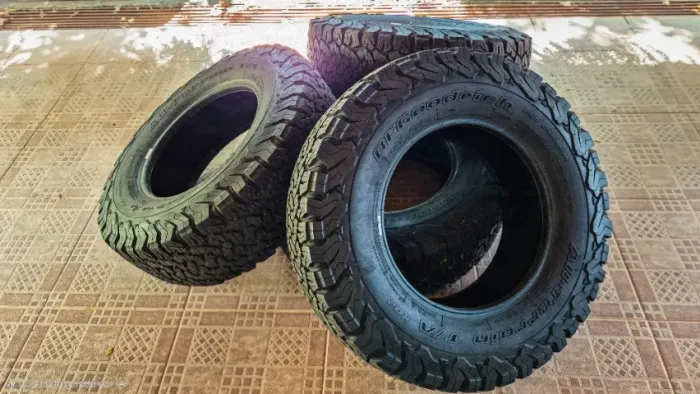 04 Pneus Bfgoodrich 275/70 r17 All-terrain KO2. Muito pouco rodados.