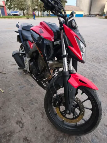 Vendo moto Honda CB 300 2023