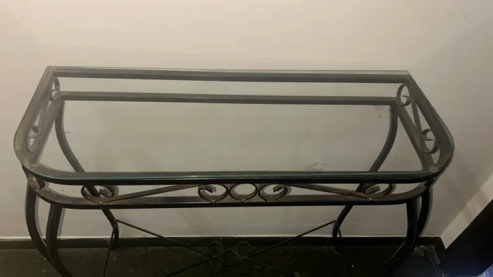 Mesinha decorativa de ferro com vidro