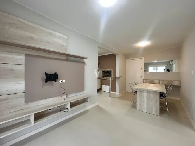 Apartamento 01 dormitório semimobiliado com sacada e churrasqueira no Centro.