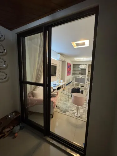 Porta de correr em vidro e alumínio