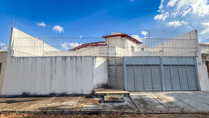 Sobrado comercial com 05 quartos para locação no Setor Sul em Goiânia-Go