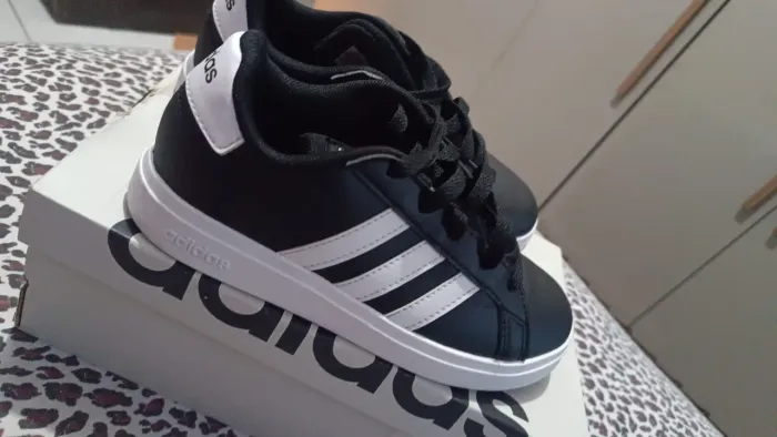 Vende se tênis Adidas infantil original masculino N°30