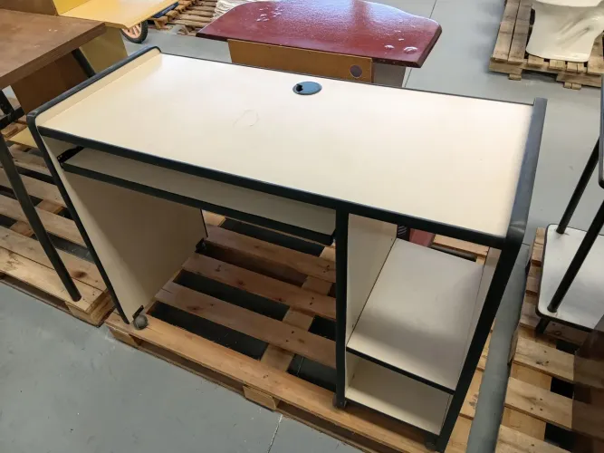 Mesa de computador. Usado.