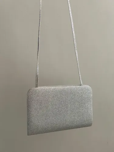 clutch de prata com brilho