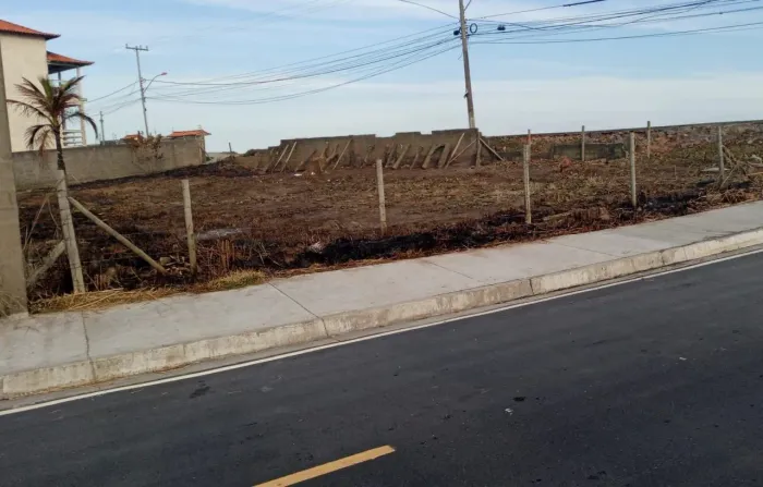 Terreno em Jaconé - Frente mar (últimos)
