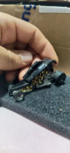 Miniatura Hotwheels usado com marcas de uso e arranhões